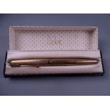 Vintage Parker 61 nine carat gold fountain pen with engine-turned decoration (boxed but not