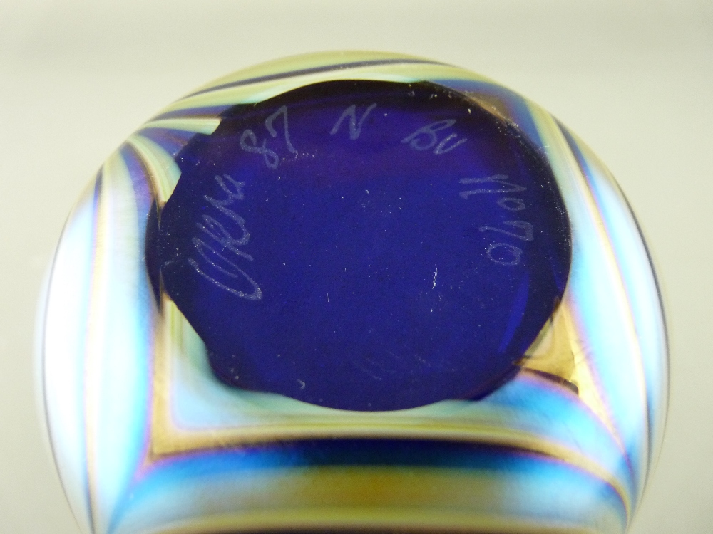 AN OKRA IRIDESCENT GLASS VASE, signed and numbered to the base, 16.5 cms high - Image 3 of 4