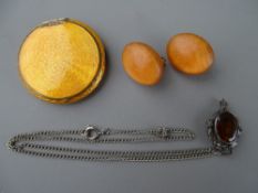 A CIRCULAR ORANGE ENAMEL & YELLOW METAL COMPACT, a silver chain and amber stone pendant, 7.4 grms