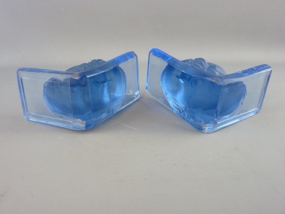 A PAIR OF ART DECO BLUE FROSTED & CLEAR GLASS HEAD BOOKENDS, 13 cms high (one chip to base) - Image 2 of 4