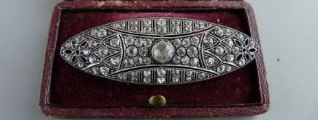 935 silver oval brooch encrusted with centre cz and surrounding small czs, 7.9 grms total