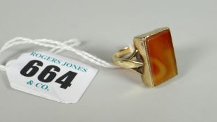 9ct gold rectangular agate ring, 5.8grms approx