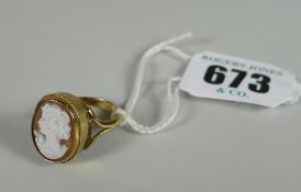 9ct gold ladies cameo ring, 3.7grms approx.