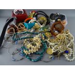 Mixed quantity of vintage and other costume jewellery etc