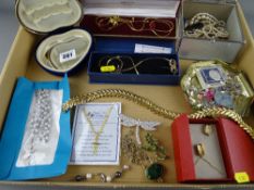 Small parcel of mixed jewellery