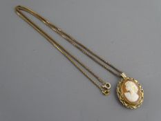 A NINE CARAT GOLD NECKLACE and a cameo carved pendant mount, 28 cms long, circa 1970s, 8.6 grms