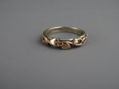 A WHITE METAL & CLOGAU GOLD LEAF DECORATED DRESS RING, 3.2 grms
