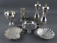 A QUANTITY OF SMALL SILVER to include a pair of salt and pepper mills, London 1989, a three