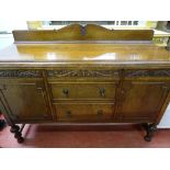 A VINTAGE OAK RAILBACK SIDEBOARD with carved detail on bulbous front supports, 115.5 cms high