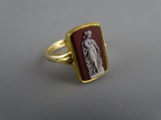 AN EIGHTEEN CARAT GOLD & CAMEO SET SIGNET RING, size 'S', 6 grms gross