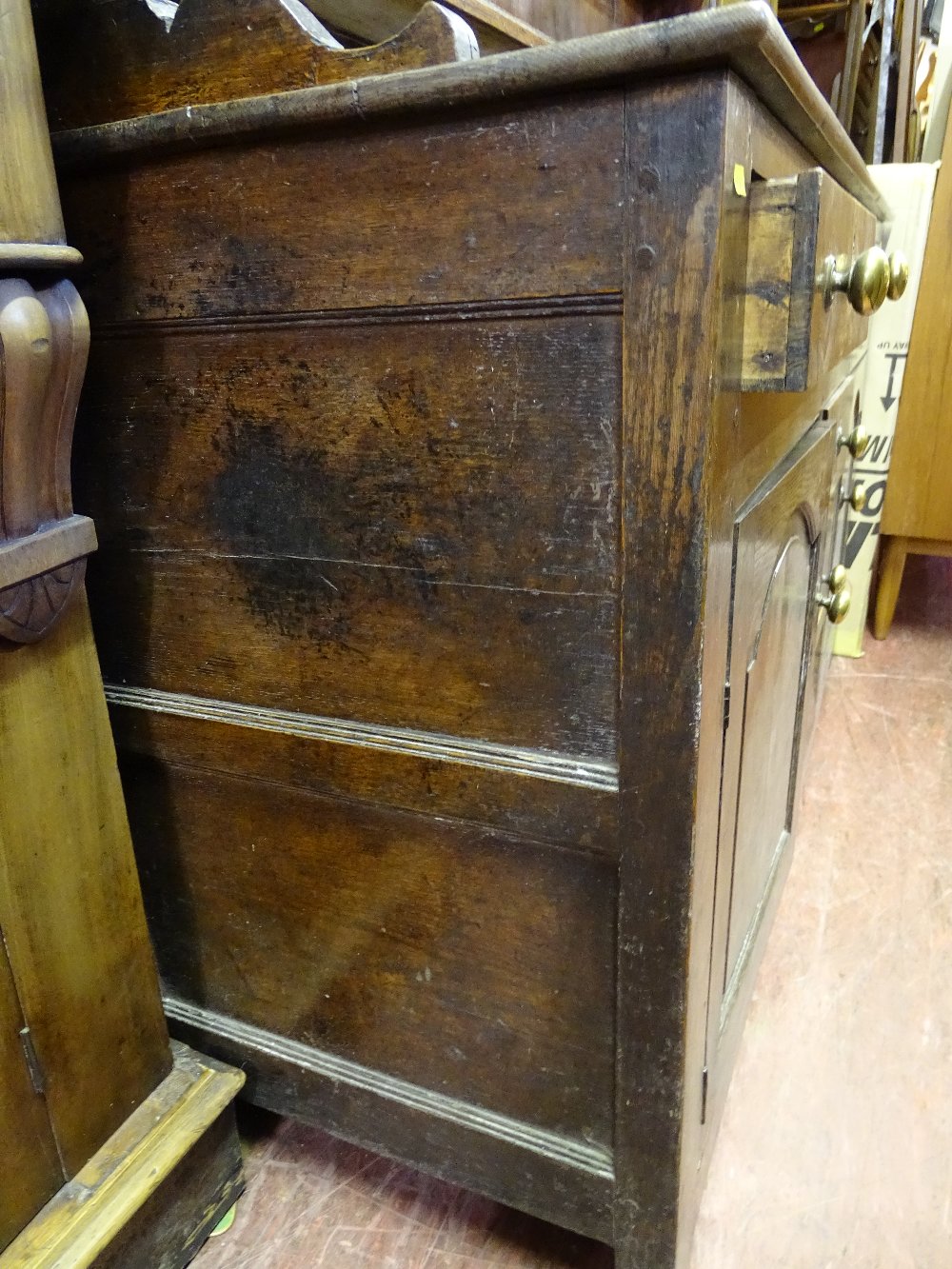 AN EARLY 19th CENTURY CAERNARFONSHIRE OAK DRESSER having a three shelf rack over a base having - Image 5 of 6