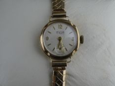 A LADY'S NINE CARAT GOLD ENCASED CIRCULAR DIAL AVIA CALENDAR WRISTWATCH with rolled gold expanding