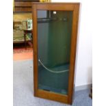 A MAHOGANY GLASS FRONTED GUN CABINET with baize lined interior, 142 cms high, 61.5 cms wide, 17