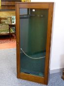 A MAHOGANY GLASS FRONTED GUN CABINET with baize lined interior, 142 cms high, 61.5 cms wide, 17