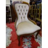 A REPRODUCTION WALNUT EFFECT SPOONBACK BEDROOM CHAIR with button upholstery, 88 cms high, 52 cms