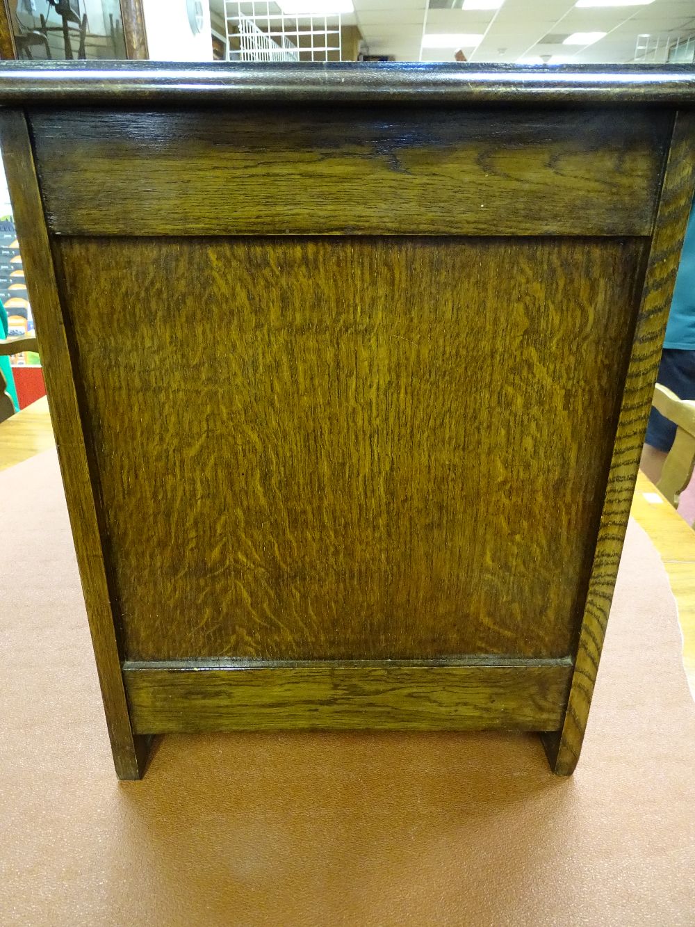 A NEAT REPRODUCTION CARVED OAK LIDDED BLANKET CHEST, 54 cms high, 76 cms wide, 45 cms deep - Image 3 of 4