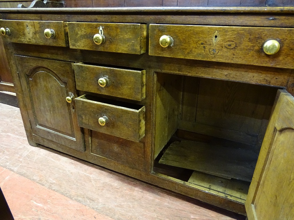 AN EARLY 19th CENTURY CAERNARFONSHIRE OAK DRESSER having a three shelf rack over a base having - Image 4 of 6