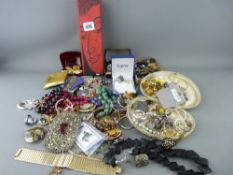 Tray with large quantity of mixed dress jewellery