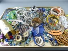 Tray with large quantity of mixed dress jewellery