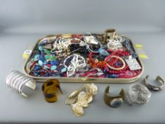 Good tray of costume jewellery, bangles, bead necklaces etc