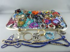 Good tray of vintage costume jewellery
