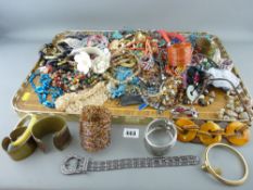 Tray of collectable costume jewellery