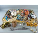 Tray of collectable costume jewellery