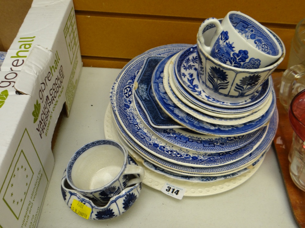 Small parcel of blue & white pottery