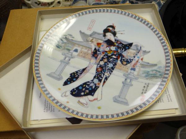 A collection of boxed collector's plates & two others - Bild 3 aus 5
