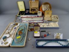 Quantity of costume jewellery including a Jersey pearl and lapis necklace