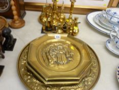 Quantity of vintage brassware and plaques