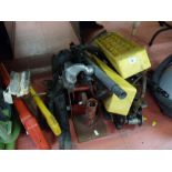 Parcel of two trolley jacks, wheel chocks, various manual jacks and a tow bar with tow hitch etc