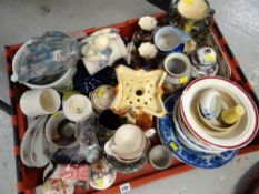 A quantity of china bric-a-brac