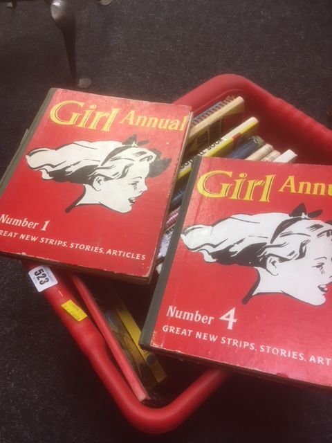 Collection of various vintage annuals including two Girl annuals (no.1 & no.4), football books & se - Bild 3 aus 3