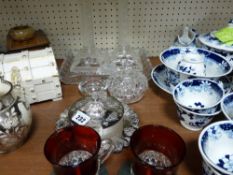 Parcel of ornamental glassware