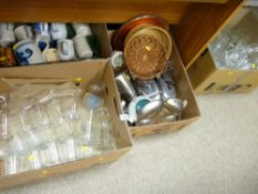 Large parcel of household kitchen and glassware etc
