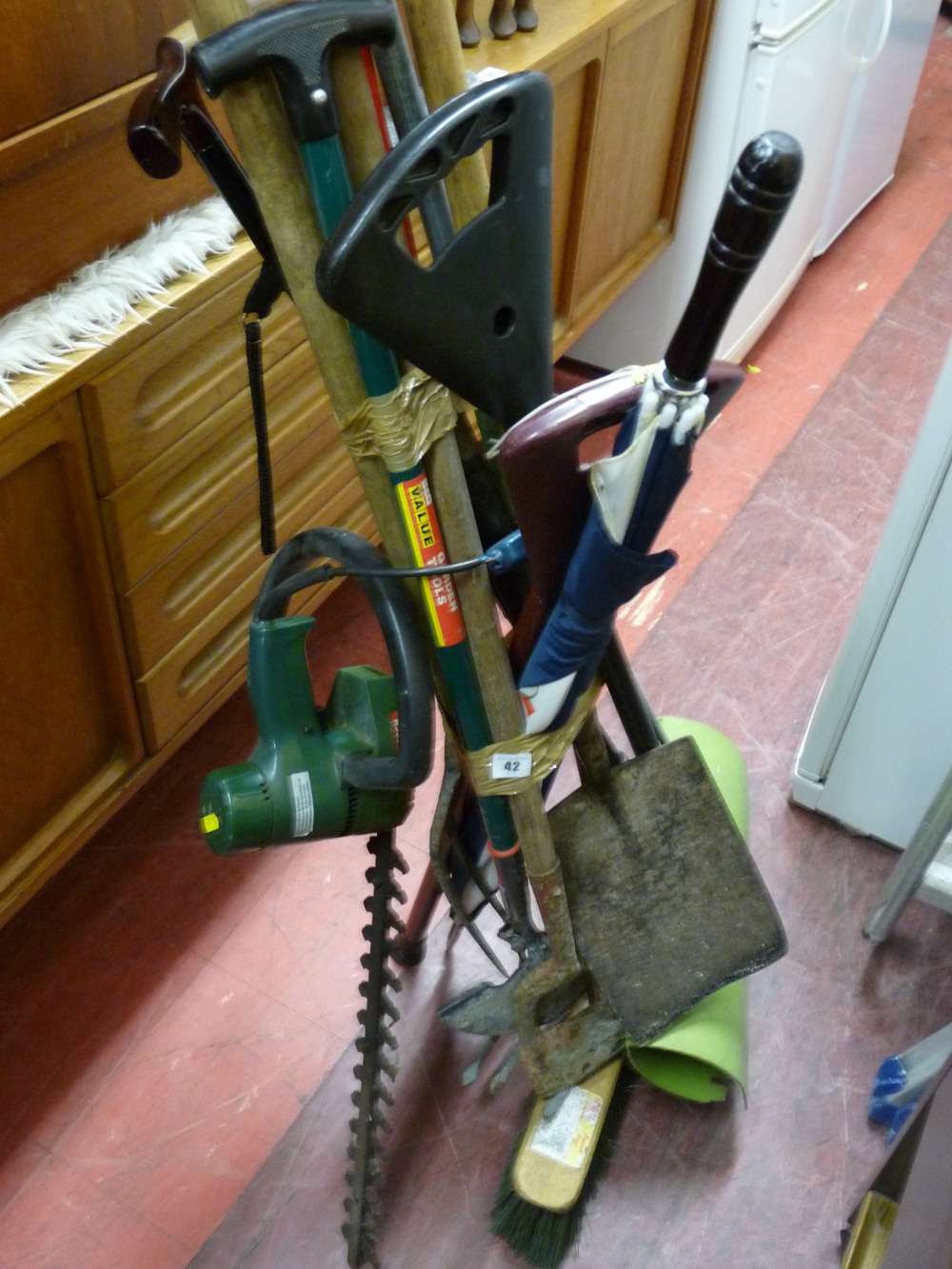 Parcel of long handled garden tools etc