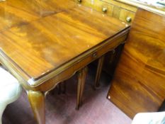 Victorian style wind-out table (with extra leaf) with shaped legs and pad feet