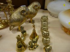 Pair of ornamental brass owls, a graduated set of brass owls and similar items