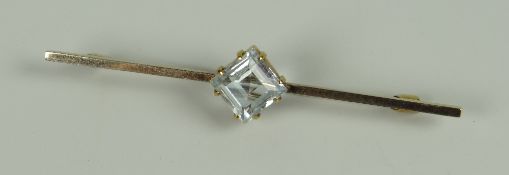 AN ANTIQUE 15CT YELLOW GOLD TOPAZ BAR BROOCH, 4.1grms approx. (in fitted box)