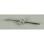 AN ANTIQUE 15CT YELLOW GOLD TOPAZ BAR BROOCH, 4.1grms approx. (in fitted box)