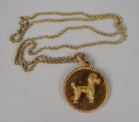 AN 18CT YELLOW GOLD 'POODLE' CIRCULAR PENDANT on 9ct rope twist, 14 & 2.7gms