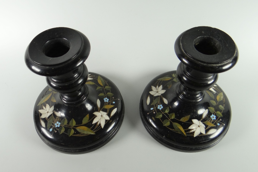 PAIR OF INLAID BLACK MARBLE CIRCULAR CANDLESTICKS inlaid with flowers & foliage, 11.5cms high (2) - Image 2 of 2