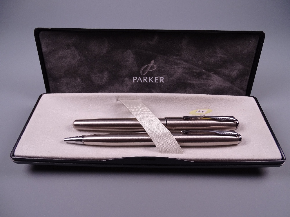 A MODERN BRUSHED STEEL PARKER SONNET FLIGHTER FOUNTAIN PEN & PENCIL SET with chrome trim, in
