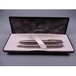 A MODERN BRUSHED STEEL PARKER SONNET FLIGHTER FOUNTAIN PEN & PENCIL SET with chrome trim, in