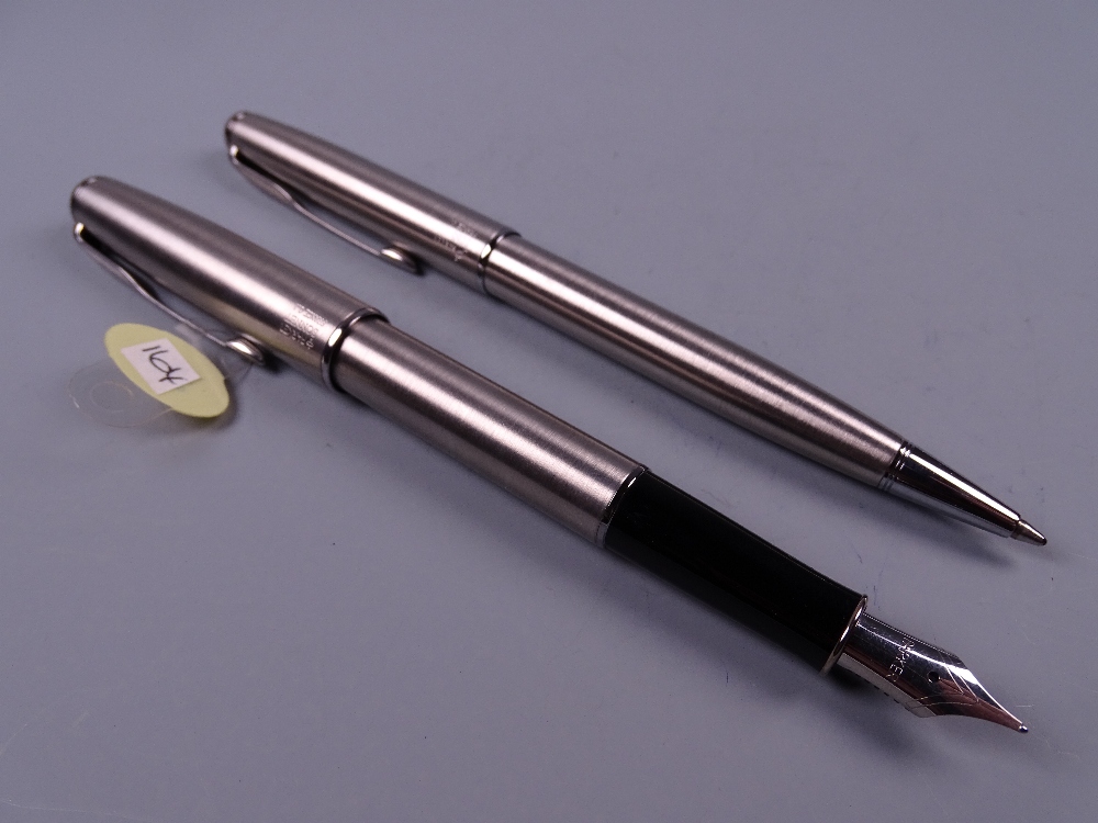 A MODERN BRUSHED STEEL PARKER SONNET FLIGHTER FOUNTAIN PEN & PENCIL SET with chrome trim, in - Image 2 of 2