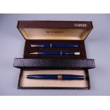 A VINTAGE BOXED BLUE PARKER 17 FOUNTAIN PEN with gold plated trim, slight damage to cap stud