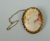 A 9CT YELLOW GOLD FRAMED PORTRAIT CAMEO BROOCH