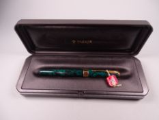 A MODERN GREEN LAQUE PARKER SONNET FOUNTAIN PEN with gold plated trim & 18ct gold nib, in original