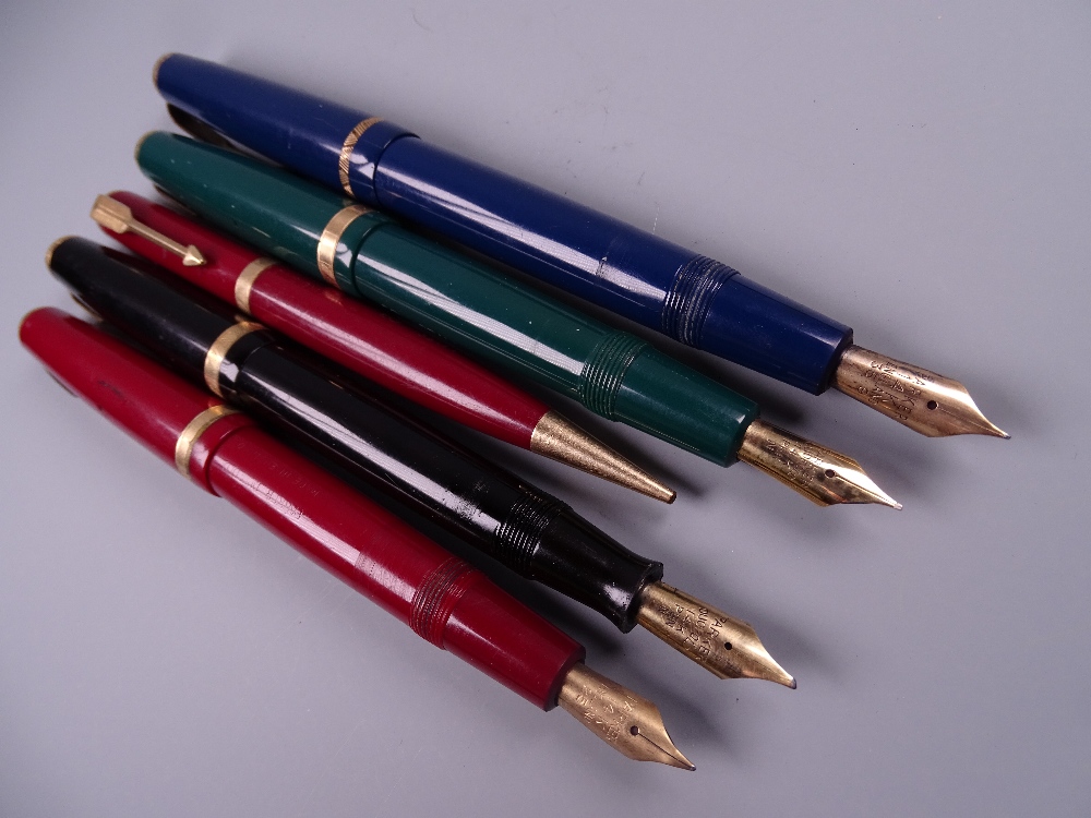 FOUR VINTAGE PARKER DUOFOLD FOUNTAIN PENS in black, blue, green & red, all with 13k nibs together - Image 2 of 2